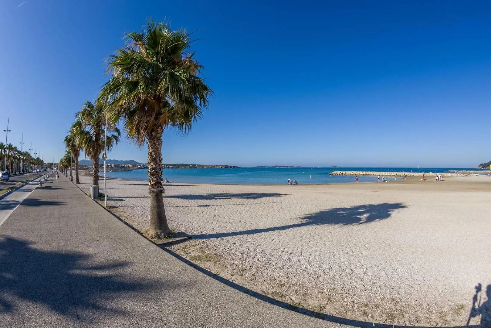 Appartement 2 Chambres Avec Grand Balcon A Deux Pas Du Port De Sanary Et De La Plage location